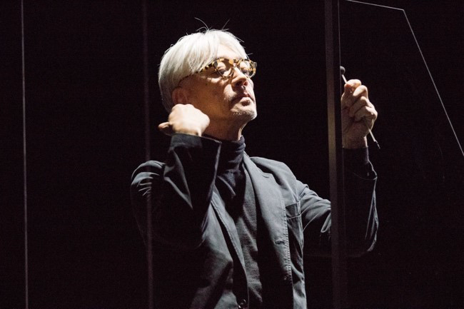 3月に逝去した坂本龍一氏のメディア・アート分野に残した影響について考える企画展が開幕 ｜デザインを深掘り MdN