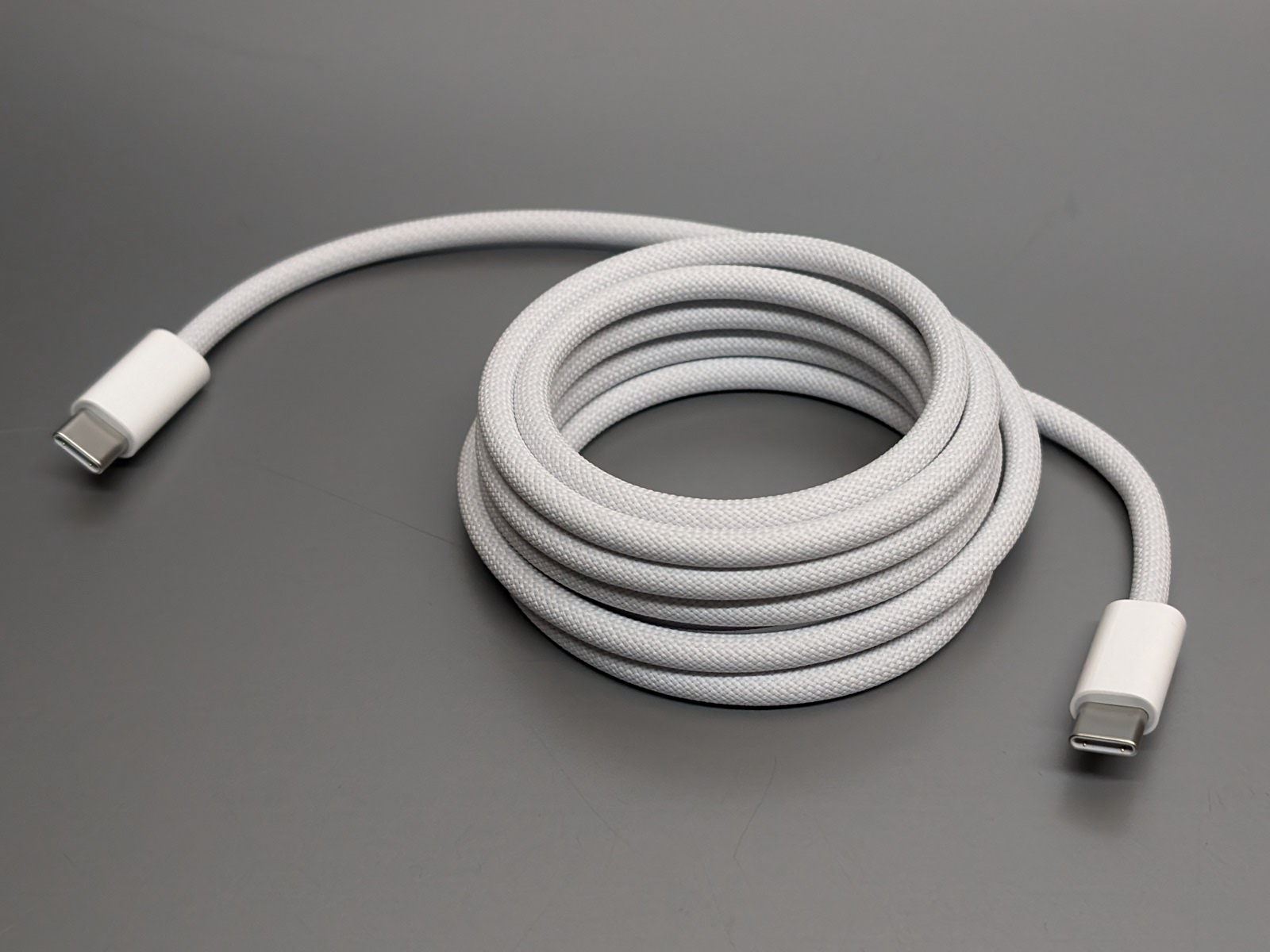 最大240Wまで対応、将来も安心して使えるApple純正USB-C充電ケーブル