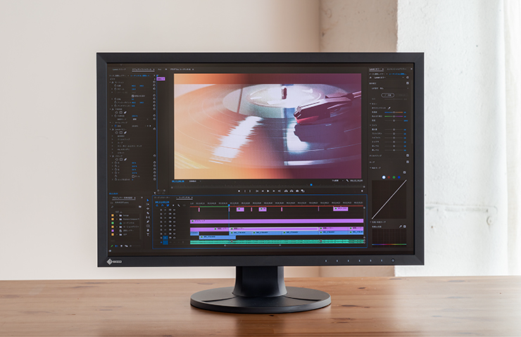 EIZOモニターのColorEdge CS2400RでPremier Proを編集している画面