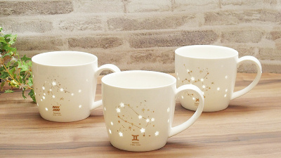 しずく彫り”によって陶器ながらも透けた部分がある「星座マグカップ