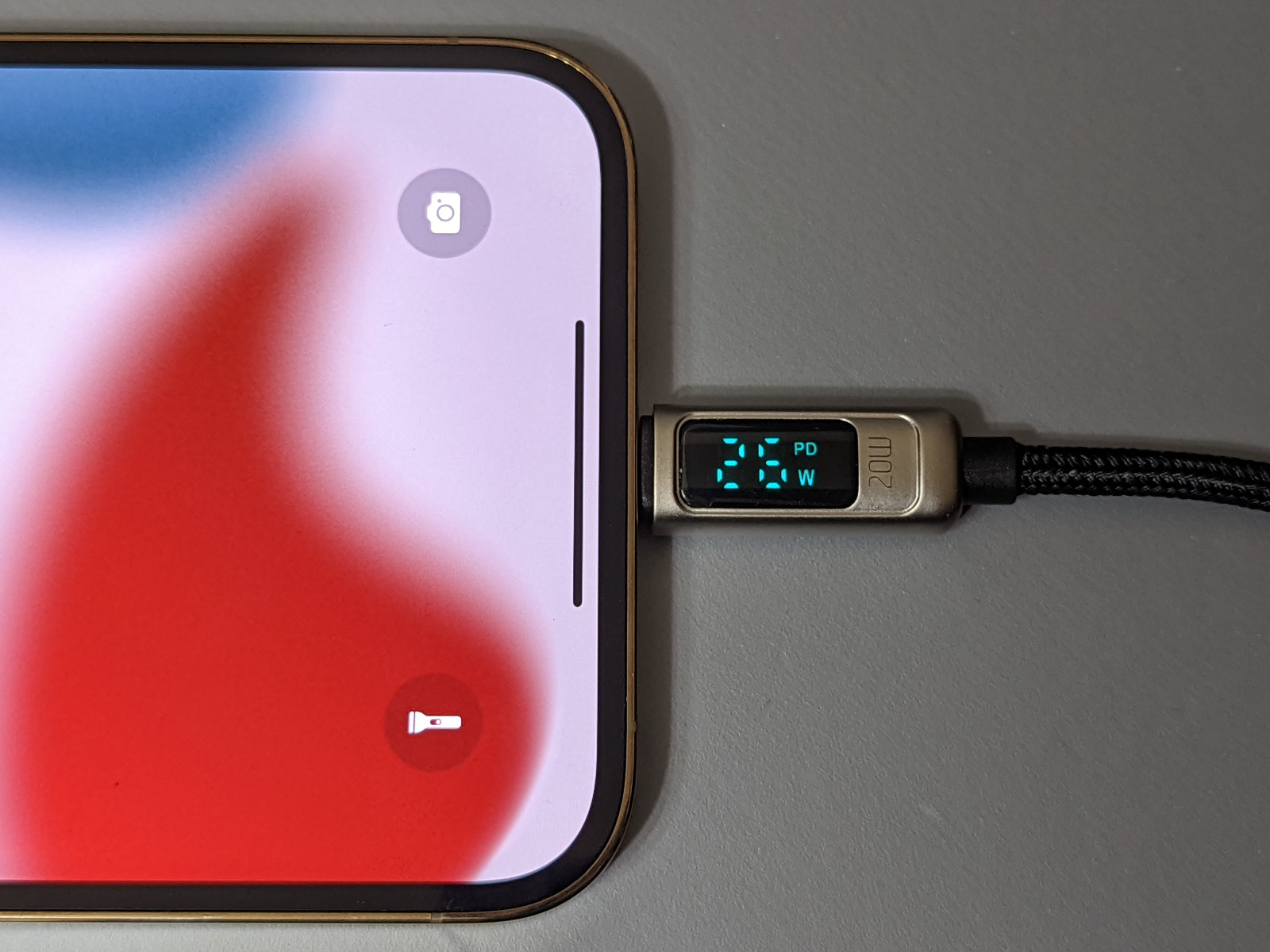 iPhone、きちんと急速充電できてる？ コネクタに内蔵された液晶