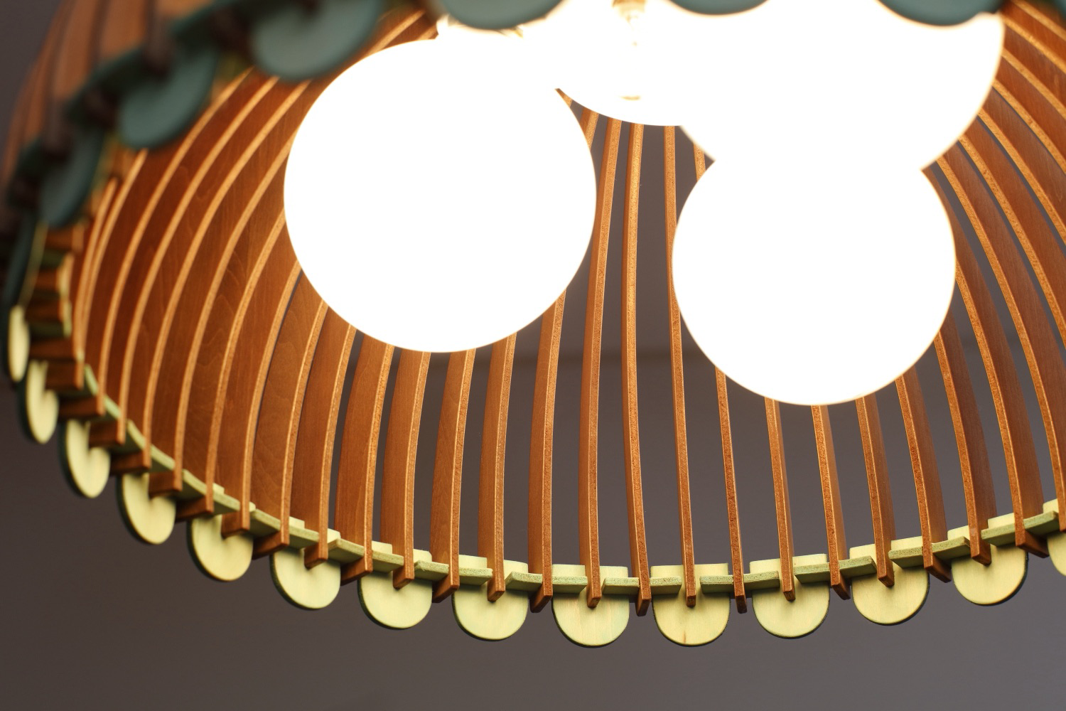 おうち時間を彩る素敵なインテリア ～ ナカオランプの木製フロアライト