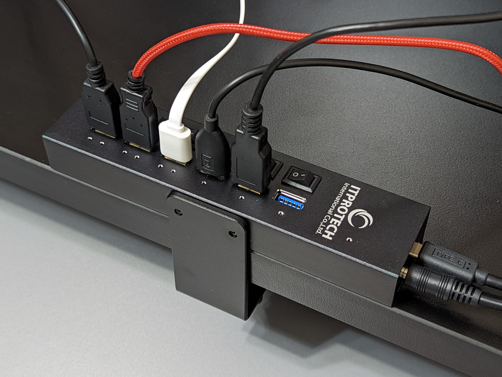 USB3.2対応で高速伝送、デスクにがっちり挟んで抜き差しも