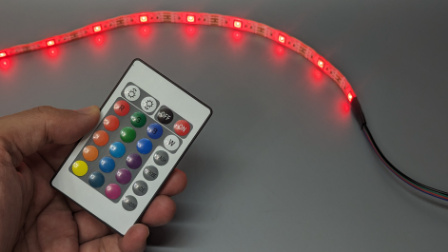 JTT、フェルト製でLEDスポットライト付きの「卓上パーテーション