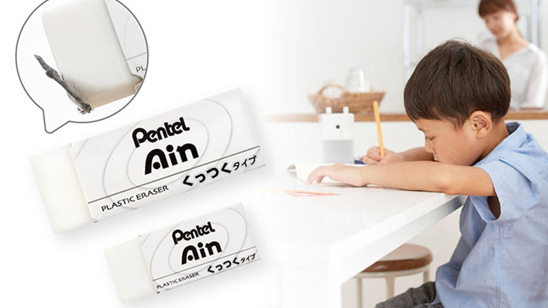 消しくずが散らばらないPentel Ainの消しゴム「くっつくタイプ」、机の