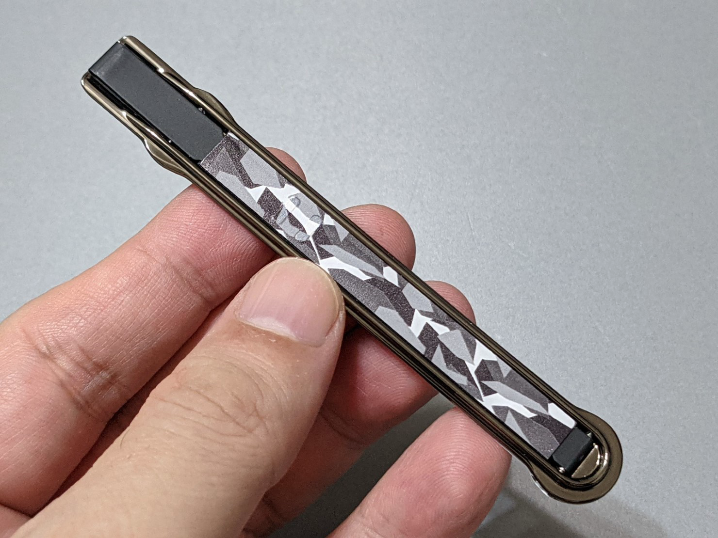 指先でスライドさせるだけ スタンドとしても利用可能なスマホ用極薄グリップ Sleekstrip Itライター 山口真弘の気になるグッズラボ プロダクトに出会う デザインってオモシロイ Mdn Design Interactive