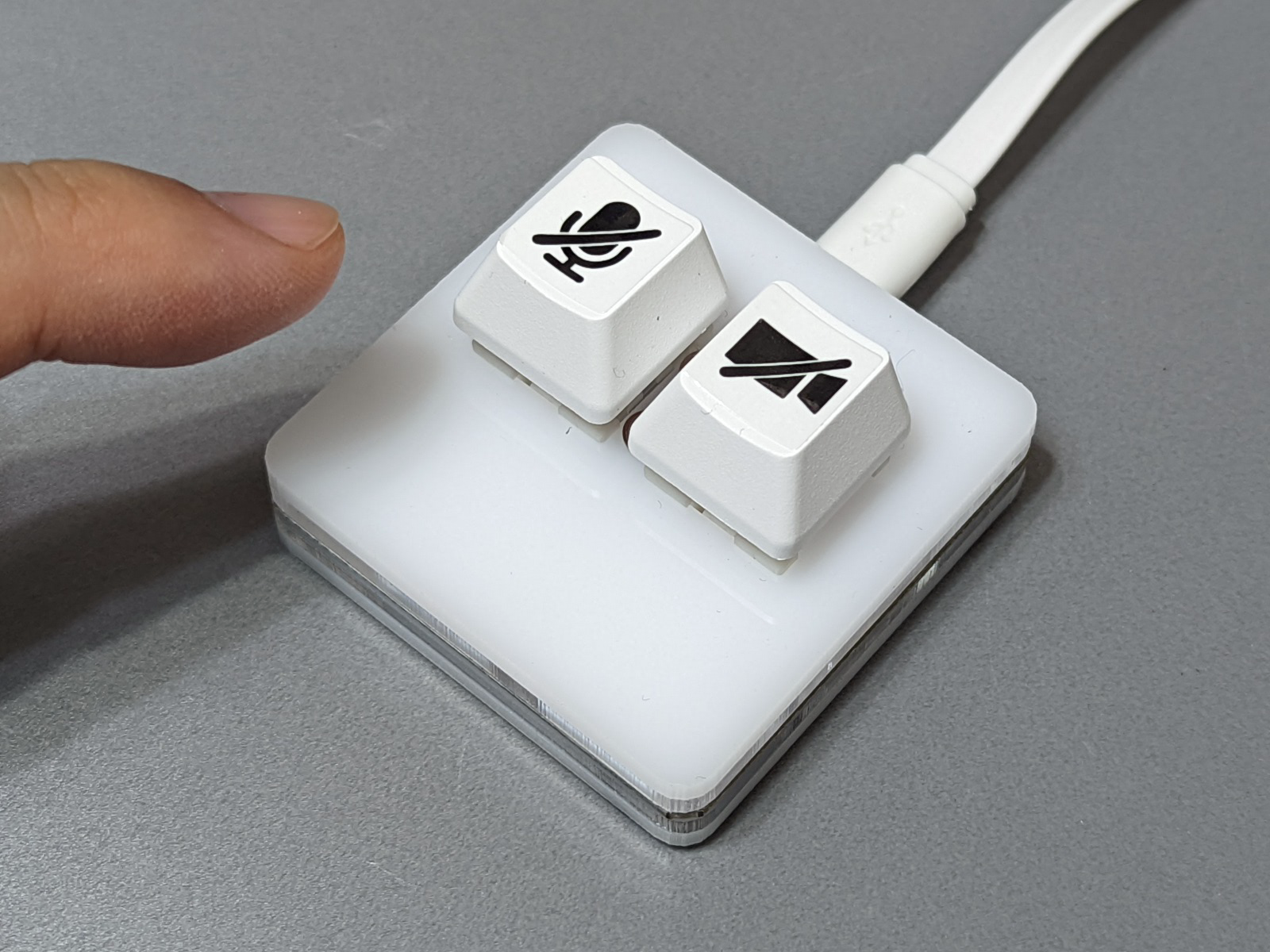 Zoomユーザー御用達、カメラとマイクを物理ボタンでオン・オフできる「Linkidea USBズームミーティングミュートボタン」 ｜デザインを