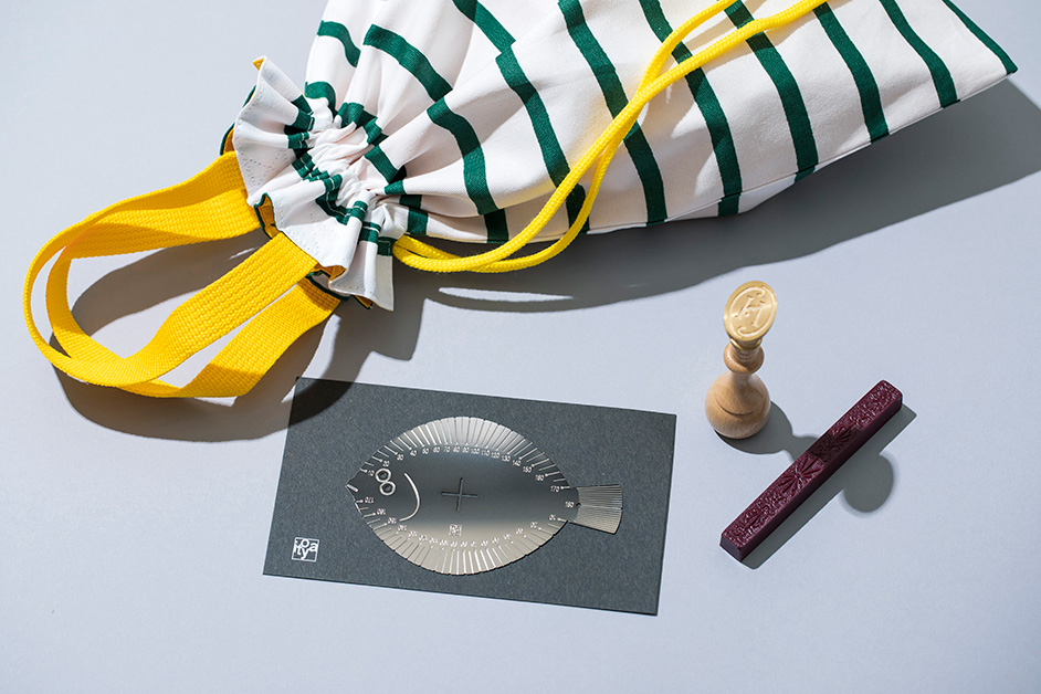 三戸なつめの東京文具さんぽ 伊東屋オリジナルの魚の分度器など 銀座 伊東屋 で見つけた文房具 雑貨 三戸なつめの東京文具さんぽ アート カルチャーと遊ぶ 暮らすをデザインする デザインってオモシロイ Mdn Design Interactive