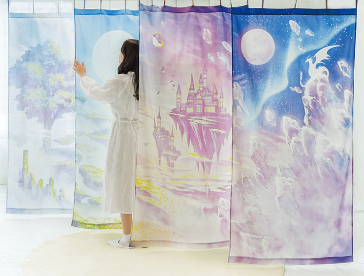 フェリシモ魔法部 ファンタジーな世界を描いたカーテンマルチクロスを発売 新製品 ニュース デザインってオモシロイ Mdn Design Interactive