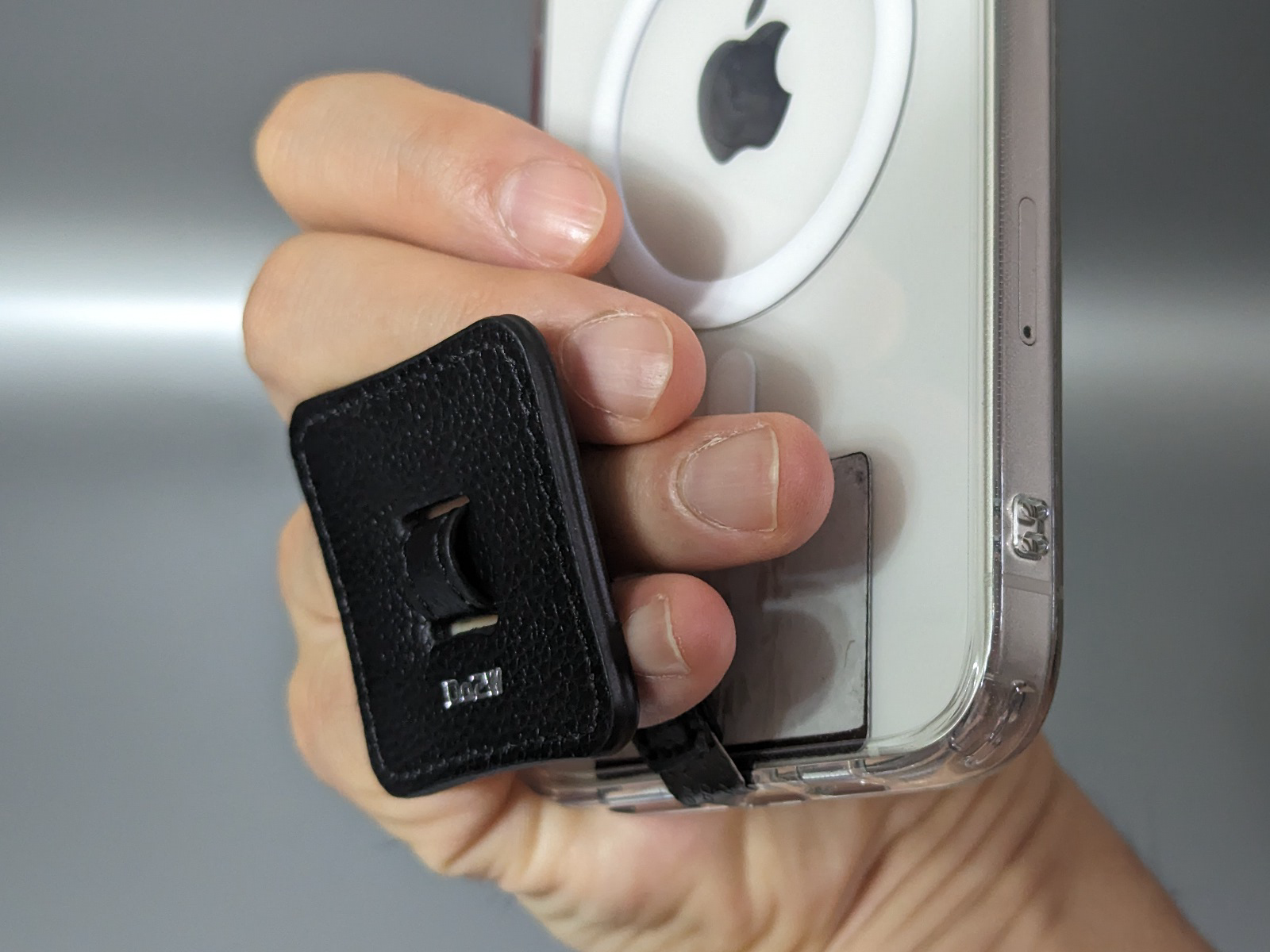 重いスマホもこれならラクラク、薬指と小指で挟んで支える新発想の 