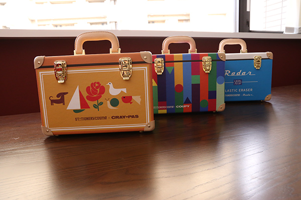 クレアモード、クーピーなどの文具デザインの特製バッグをセットにした