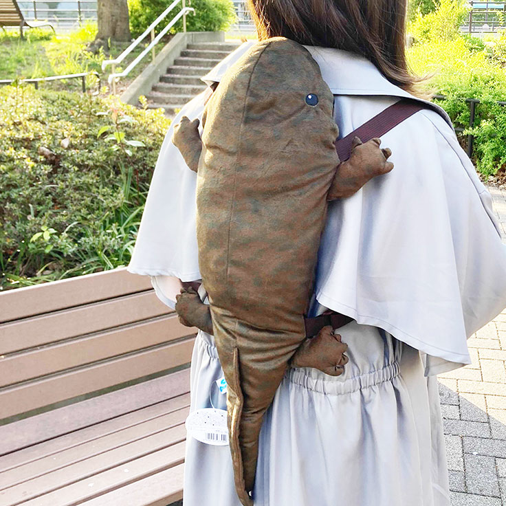 オオサンショウウオのデザインの ぬいぐるみリュック がヴィレヴァンオンラインに登場 新製品 ニュース デザインってオモシロイ Mdn Design Interactive