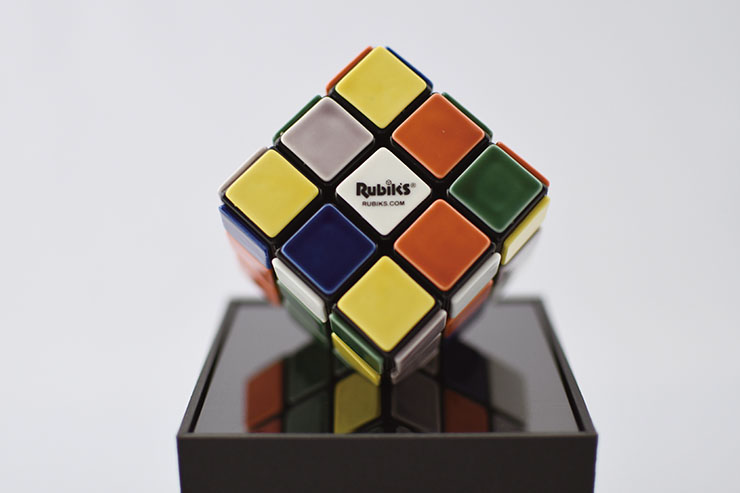 メガハウス 日本の工芸を融合した 工芸ルービックキューブ 九谷焼 五彩 を発売 新製品 ニュース デザインってオモシロイ Mdn Design Interactive