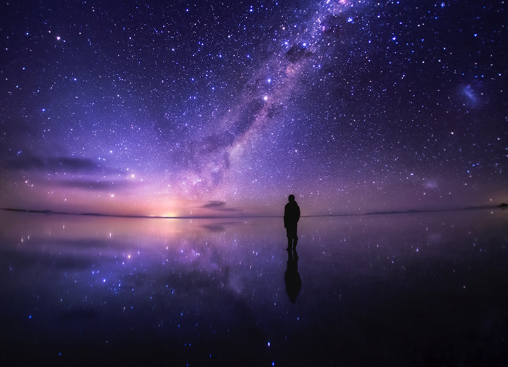 プラネタリウム映像「銀河鉄道の夜」でも知られるKAGAYA氏の“星空写真家”としての作品展が開幕 ｜デザインを深掘り MdN