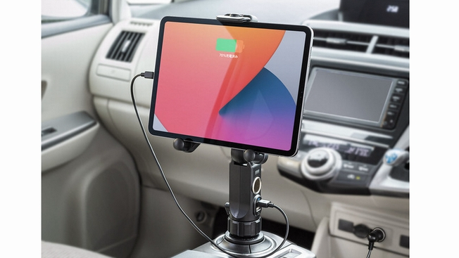 車のドリンクホルダーに直立して大画面ナビとして使える「タブレット