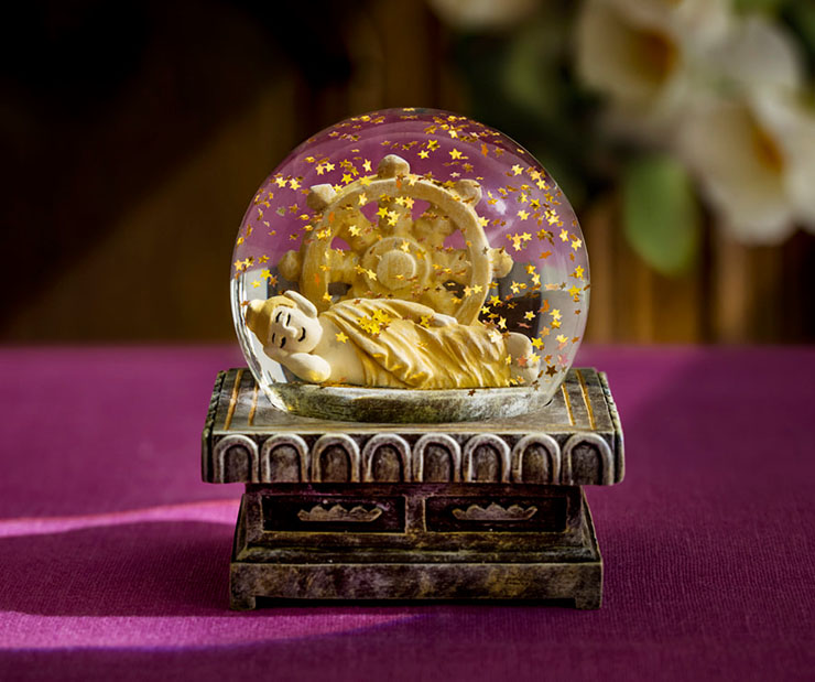 フェリシモ、涅槃をモチーフにしたスノードーム「しゃかしゃかスノー
