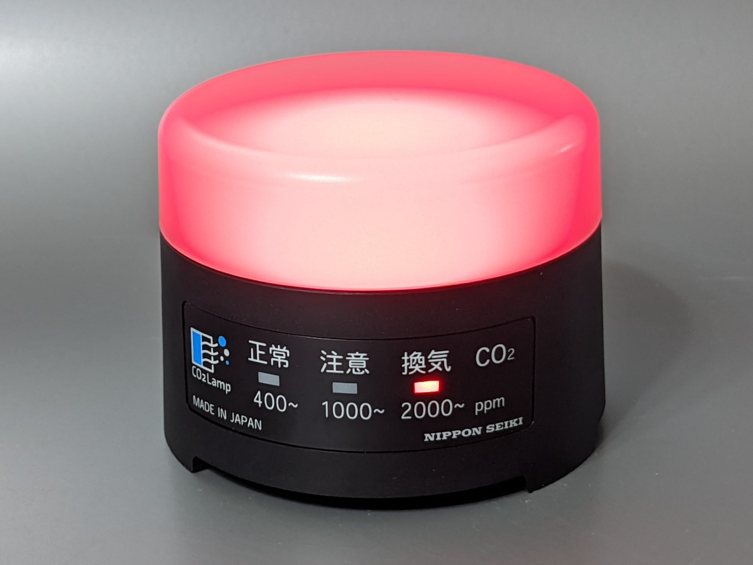 信号色で部屋の換気の目安がわかる、光音響式CO2センサーを採用した