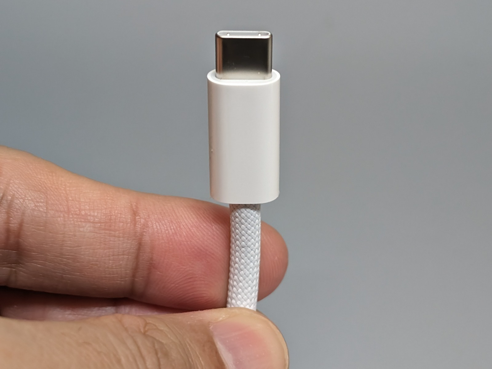 最大240Wまで対応、将来も安心して使えるApple純正USB-C充電ケーブル（2m）を詳しくチェックしてみた ｜デザインを深掘り MdN