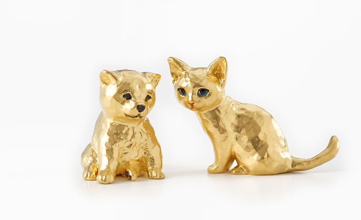 ギンザタナカが「はしもとみお氏のアトリエであそぶ純金オブジェたち