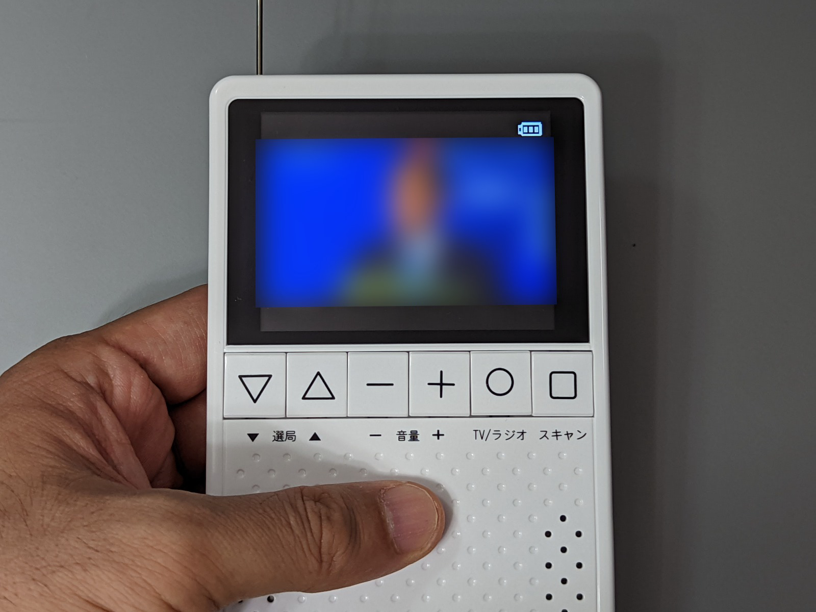 お値段わずか数千円。災害時の備えに最適、単三電池3本で丸一日視聴