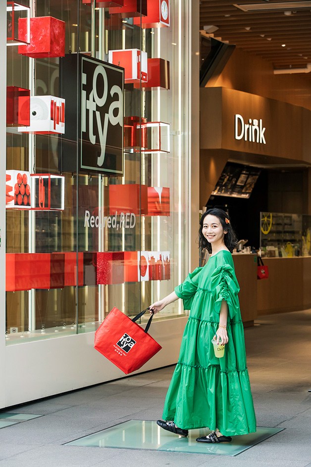 三戸なつめの東京文具さんぽ オリジナルノート 万年筆のオーダーもできる 銀座 伊東屋 三戸なつめの東京文具さんぽ アート カルチャーと遊ぶ 暮らすをデザインする デザインってオモシロイ Mdn Design Interactive