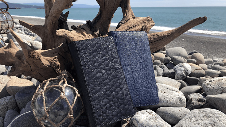 Ocean Leather、廃棄される魚皮から作った手帳型スマホケースを発売