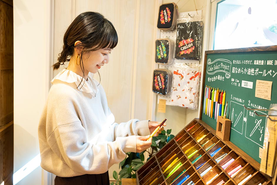 表参道「TokiiRo」クレパス柄トケイなど、かわいい文具や雑貨がそろう