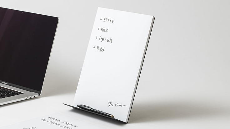 500枚のA4コピー用紙をまるごと立てて置ける鉄製スタンド「UPRIGHT