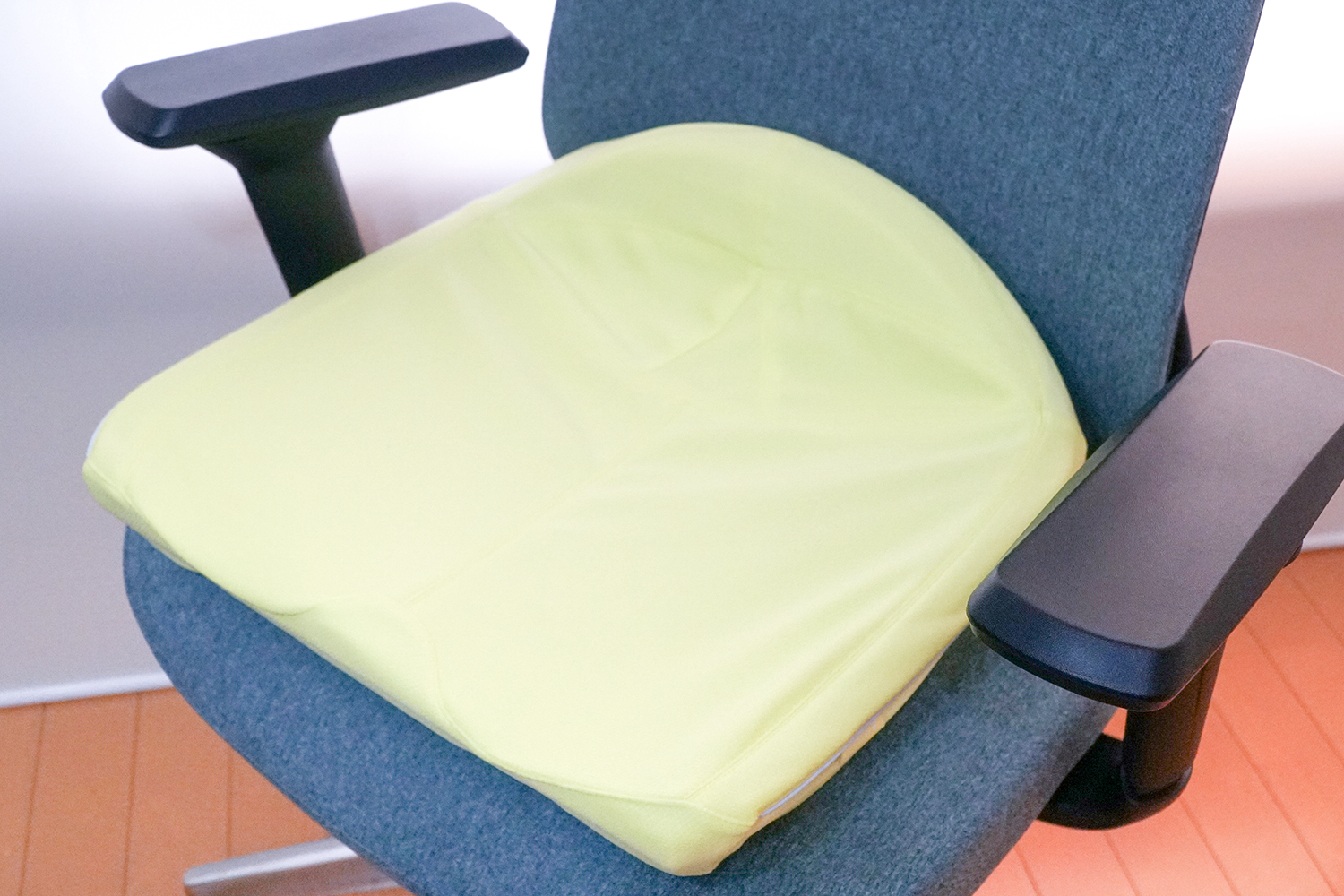 置くだけで快適姿勢をサポート。自然な姿勢で座れるクッション「Keeps