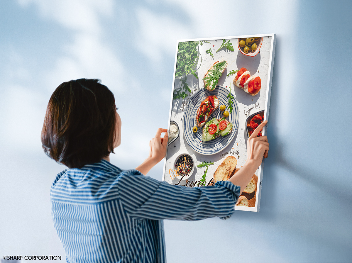 エリザベスページです。画像の器2点 消費電力0W！シャープがカラー電子ペーパーディスプレイ「ePoster」の