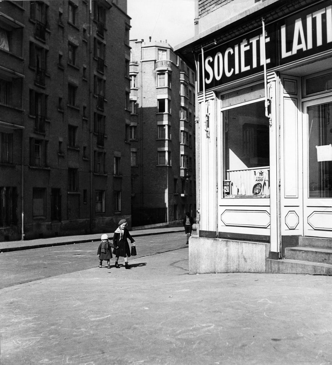 フランスの “国民的写真家” のロベール・ドアノーの没後30年の写真展