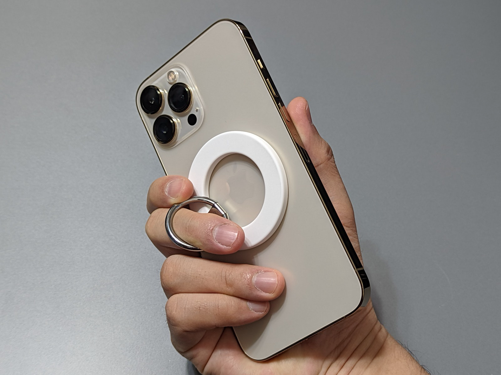 MagSafe充電器とも併用可能、いつでもどこでも磁力で着脱自在なiPhone 