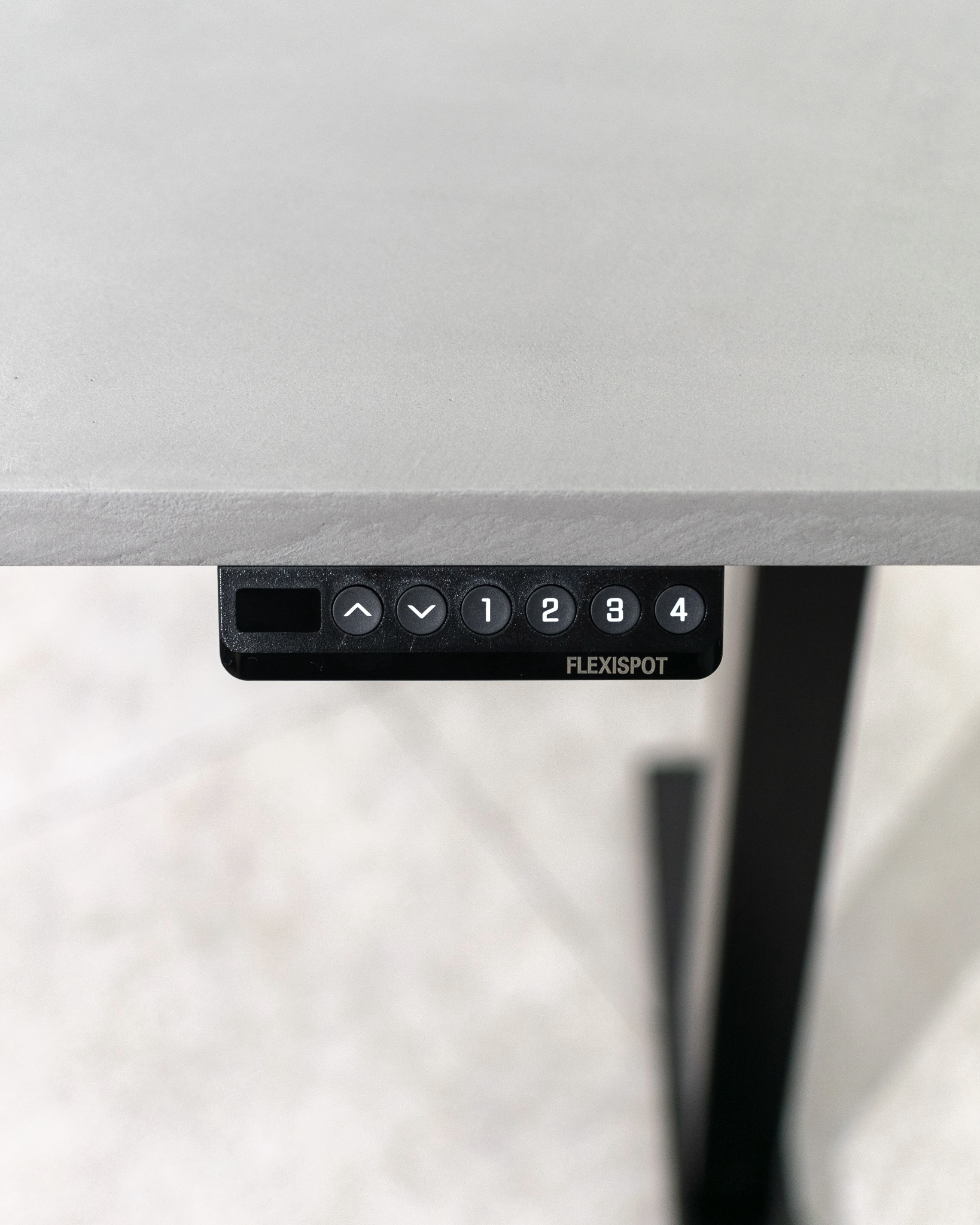 独特の質感とシックな雰囲気で人気の電動昇降デスク「モールテックス