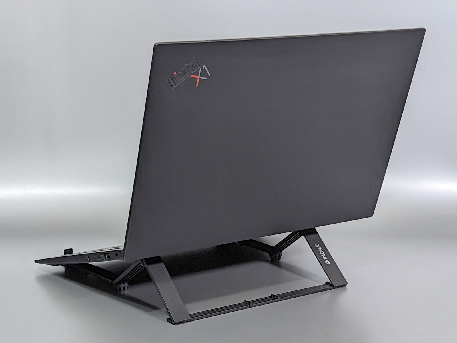 わずか51g 名刺サイズに折りたためて持ち歩きも簡単なノートpcスタンド Inova 無限スタンド Itライター 山口真弘の気になるグッズラボ プロダクトに出会う デザインってオモシロイ Mdn Design Interactive