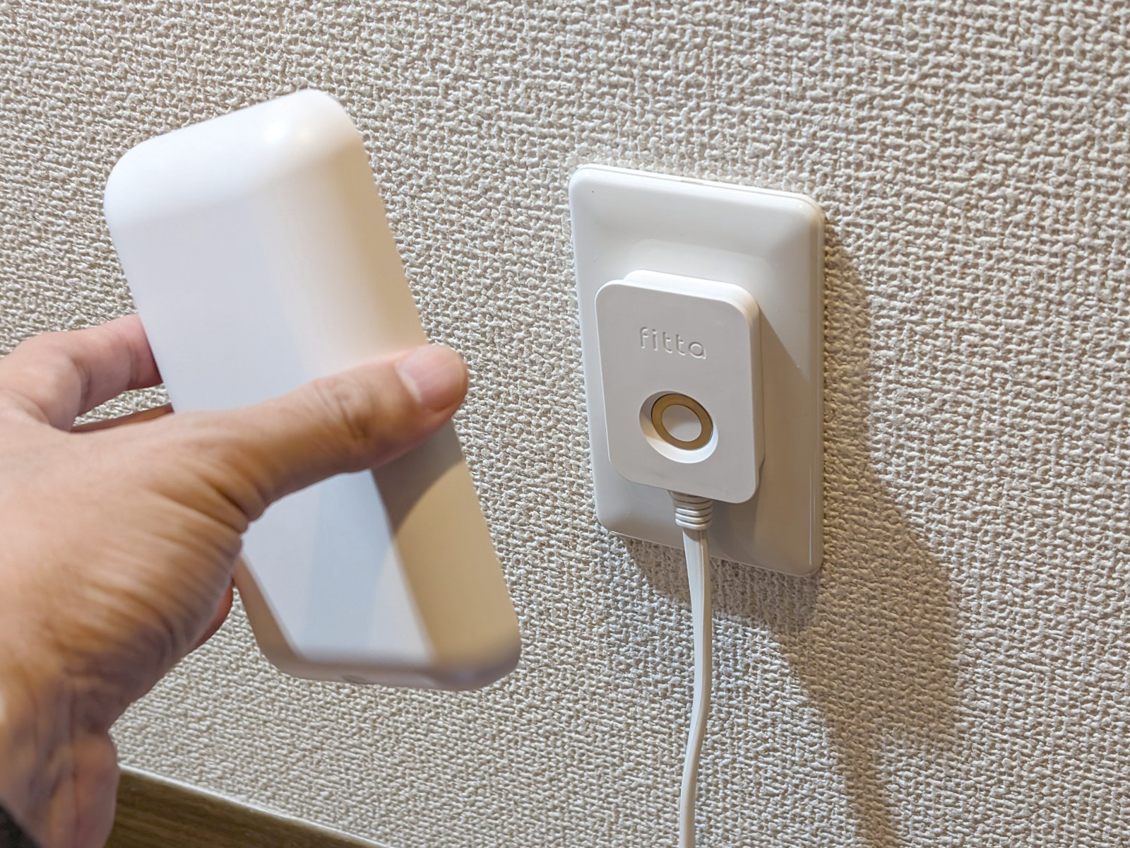 生活感をなくしてスッキリ、薄型コンセントカバー付きの壁面 生活感をなくしてスッキリ、薄型コンセントカバー付きの壁面
