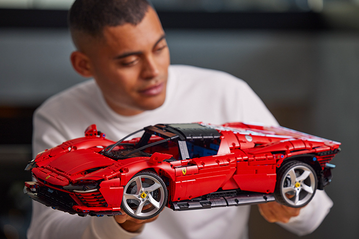 フェラーリの Daytona Sp3 を再現したスーパーカー好きの心をくすぐる 大人レゴ が登場 新製品 ニュース デザインってオモシロイ Mdn Design Interactive