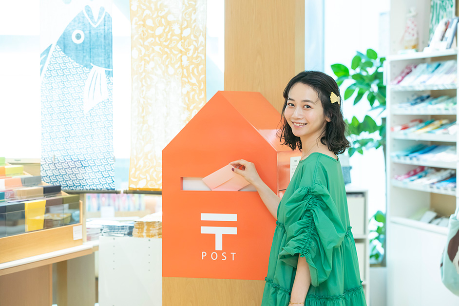 三戸なつめの東京文具さんぽ オリジナルノート 万年筆のオーダーもできる 銀座 伊東屋 三戸なつめの東京文具さんぽ アート カルチャーと遊ぶ 暮らすをデザインする デザインってオモシロイ Mdn Design Interactive