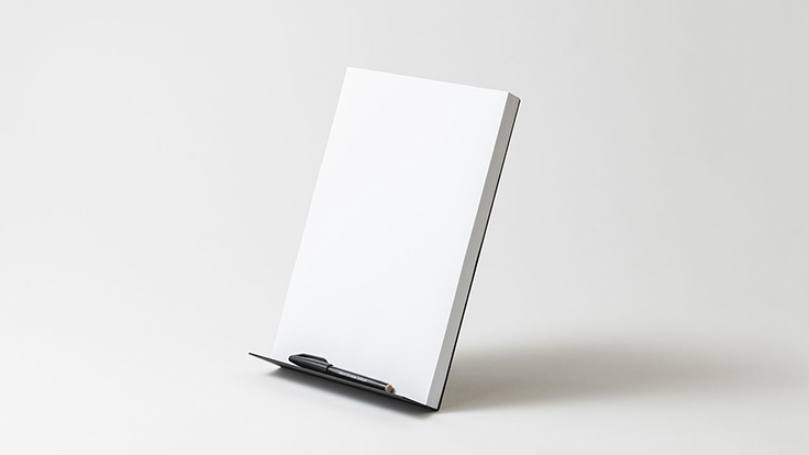 500枚のA4コピー用紙をまるごと立てて置ける鉄製スタンド「UPRIGHT