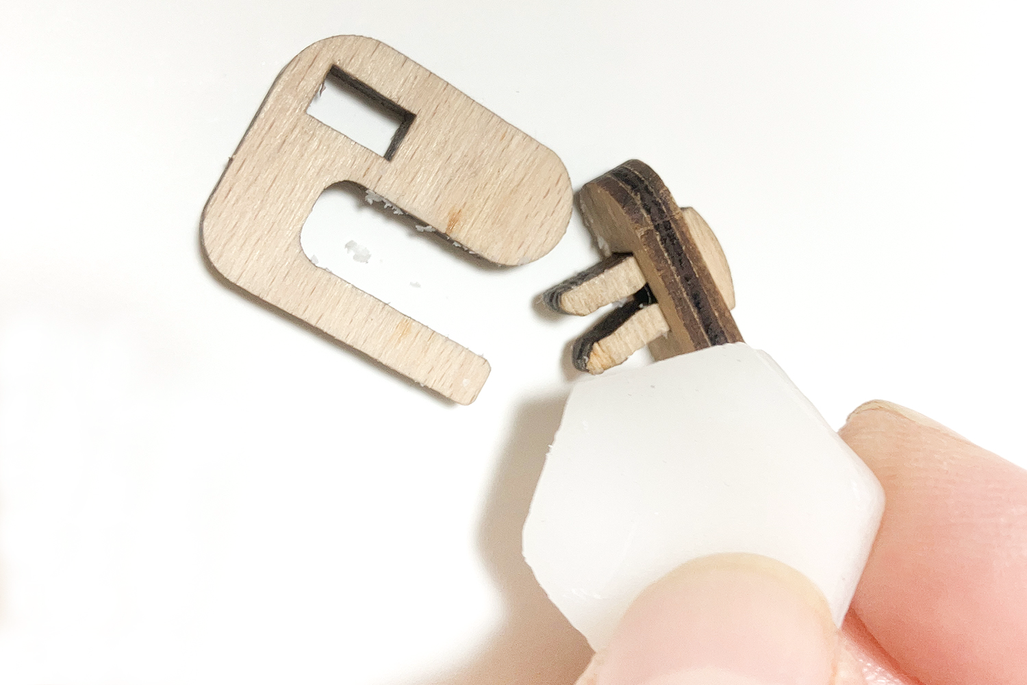 カメラ本体を好きなカラーにアレンジできる！組み立て式のDIY「木製
