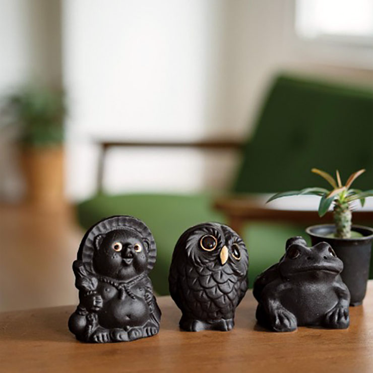 フェリシモ、黒いたぬきやふくろうなど縁起のいい動物たちの信楽焼置物