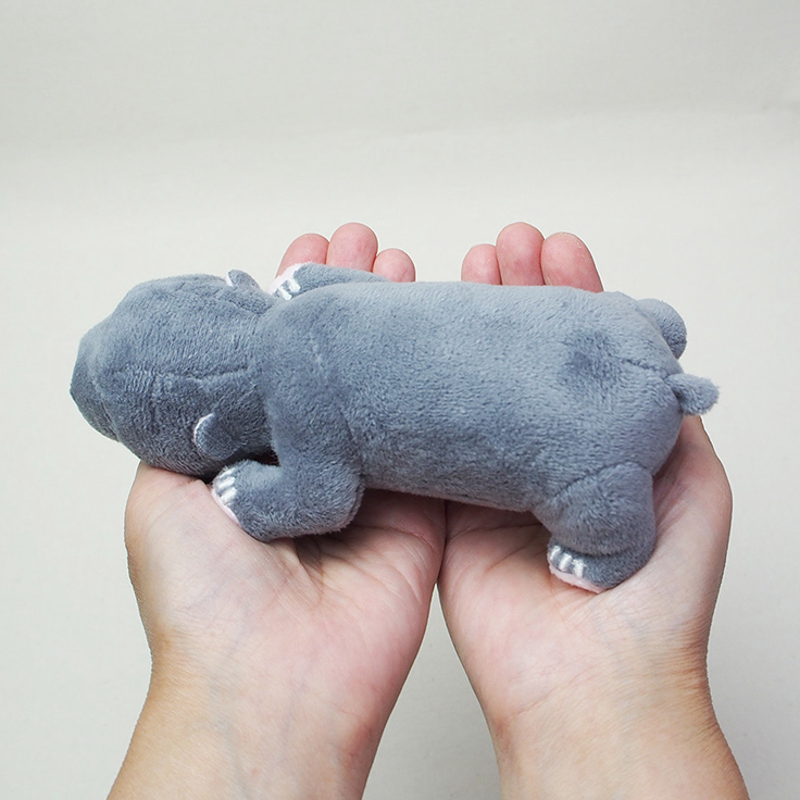 ぬくぐるみ工房、「ツキノワグマの新生児 等身大ぬいぐるみ」を