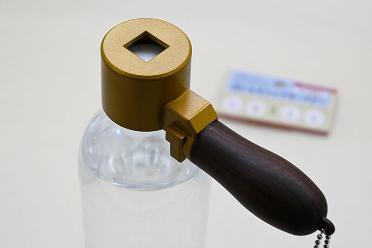 電車のハンドル 電車の運転士の気分を楽しめる「ブレーキハンドル型ボトルキャップ