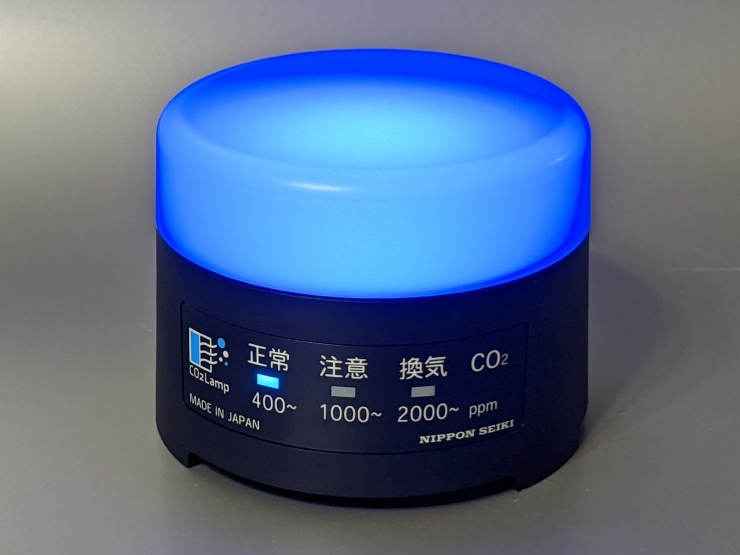 信号色で部屋の換気の目安がわかる、光音響式CO2センサーを採用した