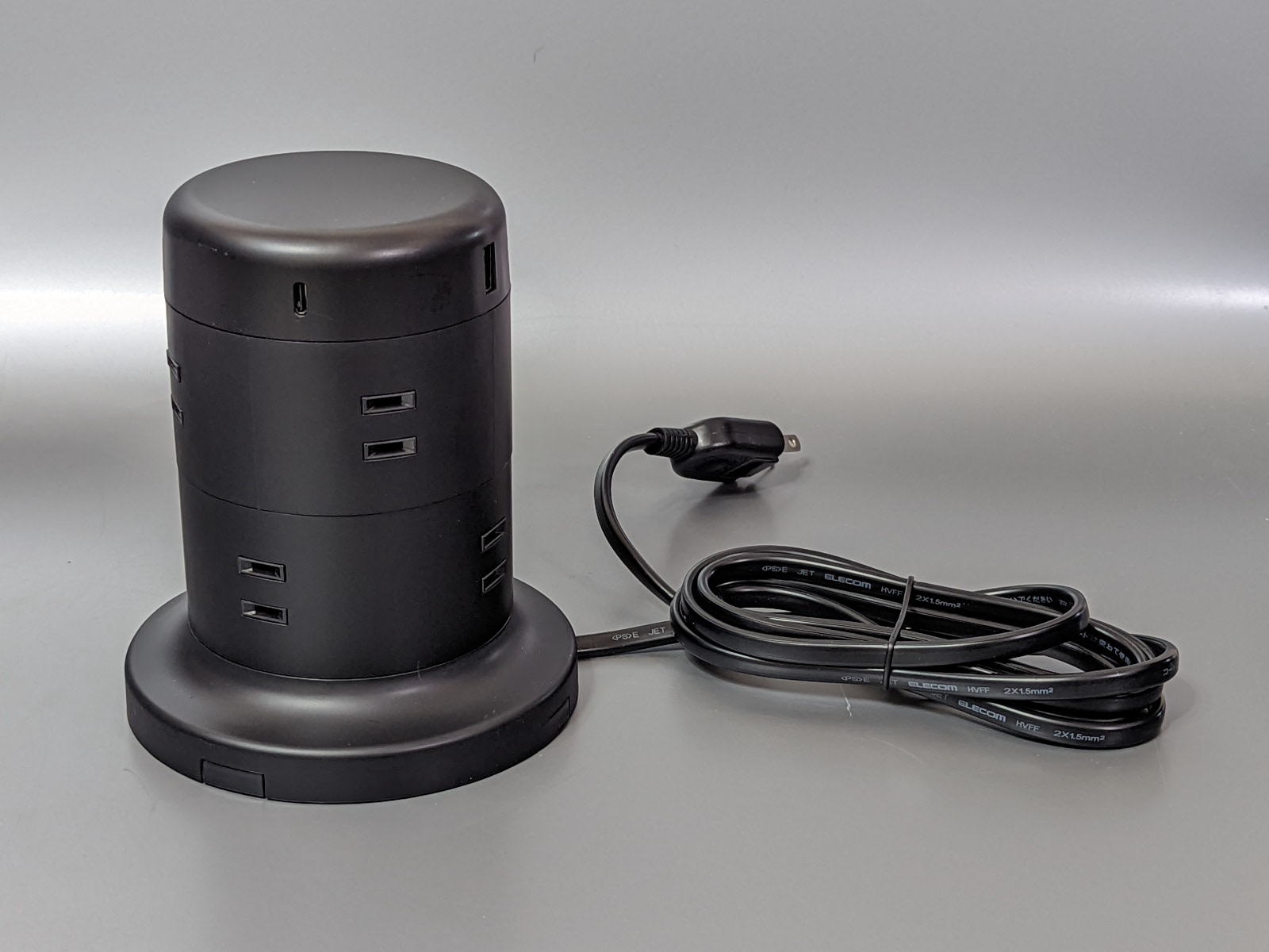 隣の口に干渉せずに多数のACアダプタを挿したければ、安定感も