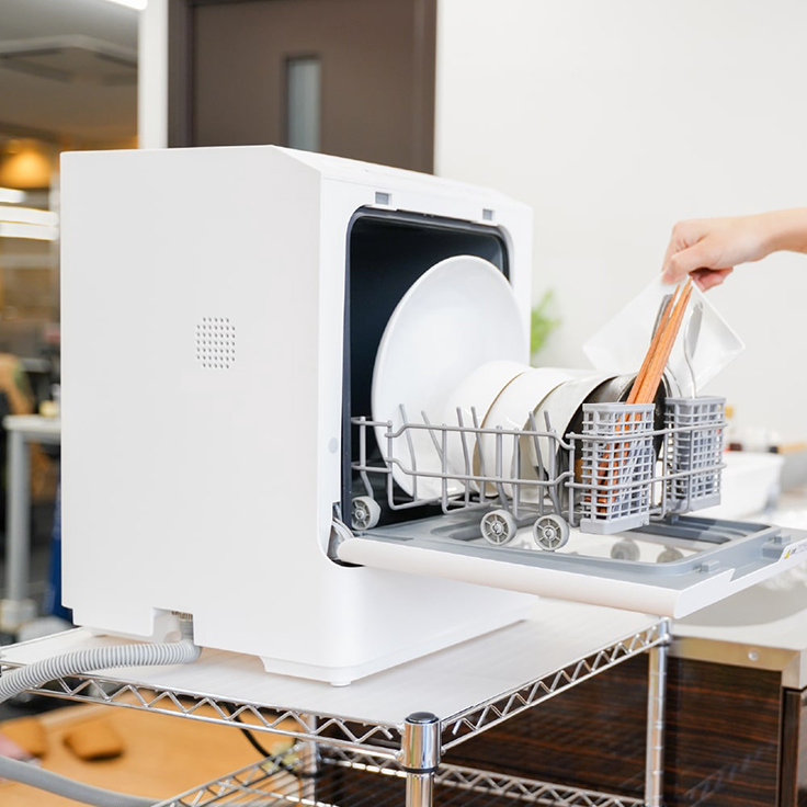 工事を必要とせずにシンク横の狭いスペースにも置ける食器洗い機 ...