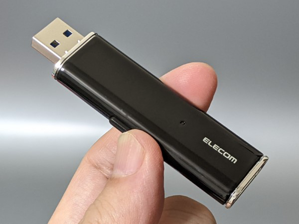 見た目はusbメモリ でもその正体は 爆速で読み書きできるスティックタイプのssd エレコム Esd Emnrシリーズ レビュー Itライター 山口真弘の気になるグッズラボ プロダクトに出会う デザインってオモシロイ Mdn Design Interactive