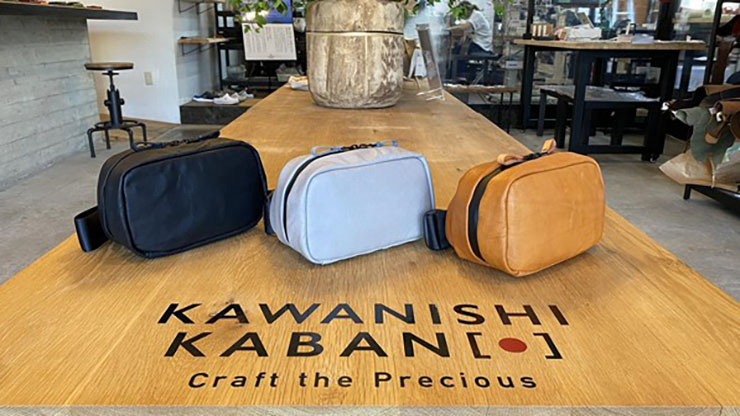 カワニシカバンプロダクト、ミラーレス一眼カメラの持ち運びに便利な