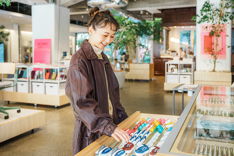 三戸なつめの東京文具さんぽ コクヨの The Campus Shop は 約670点の文房具をお試しできるコーナーやオリジナルのグッズも 三戸なつめの東京文具さんぽ アート カルチャーと遊ぶ 暮らすをデザイン する デザインってオモシロイ Mdn Design Interactive
