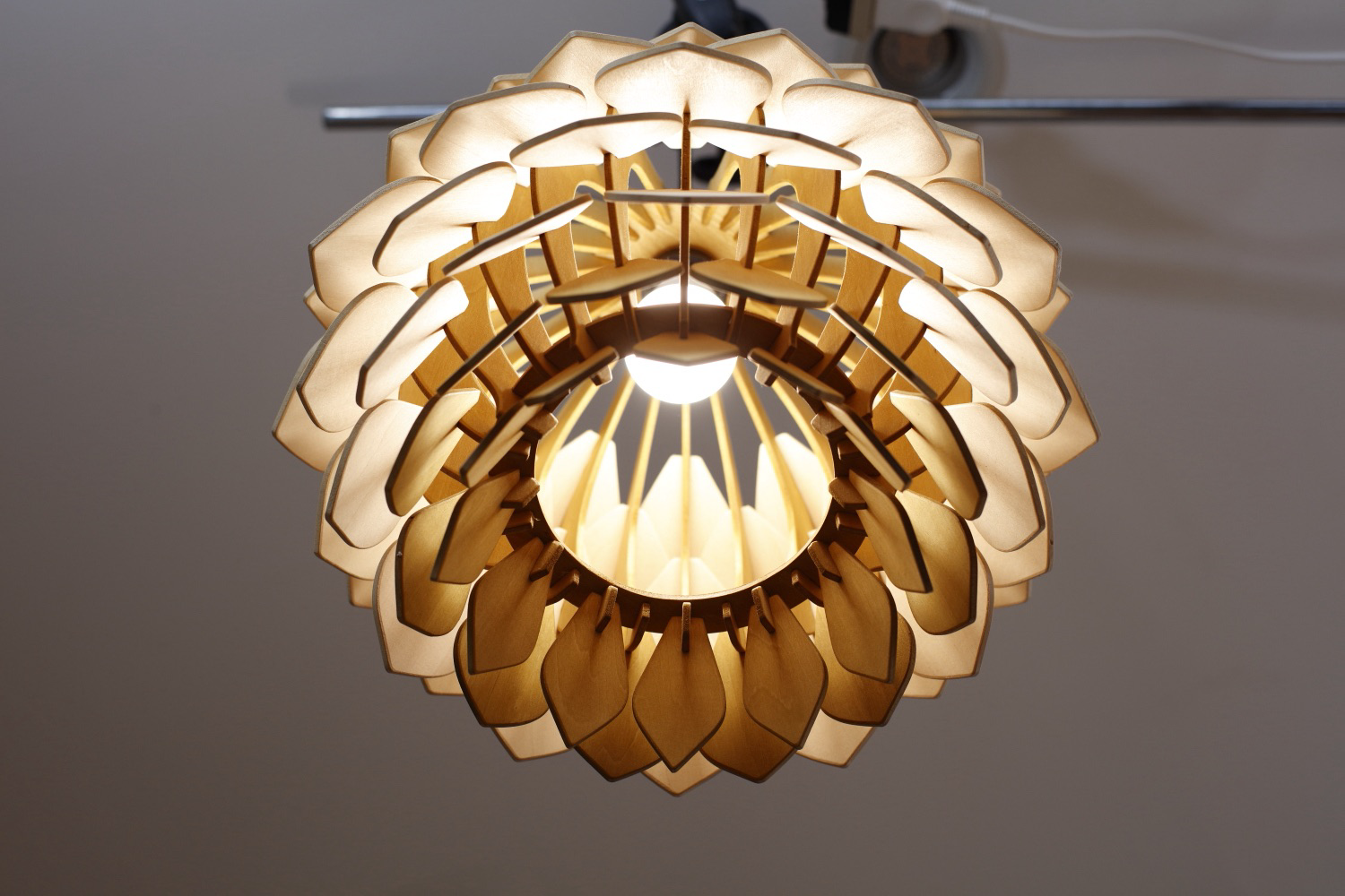 おうち時間を彩る素敵なインテリア ～ ナカオランプの木製フロア