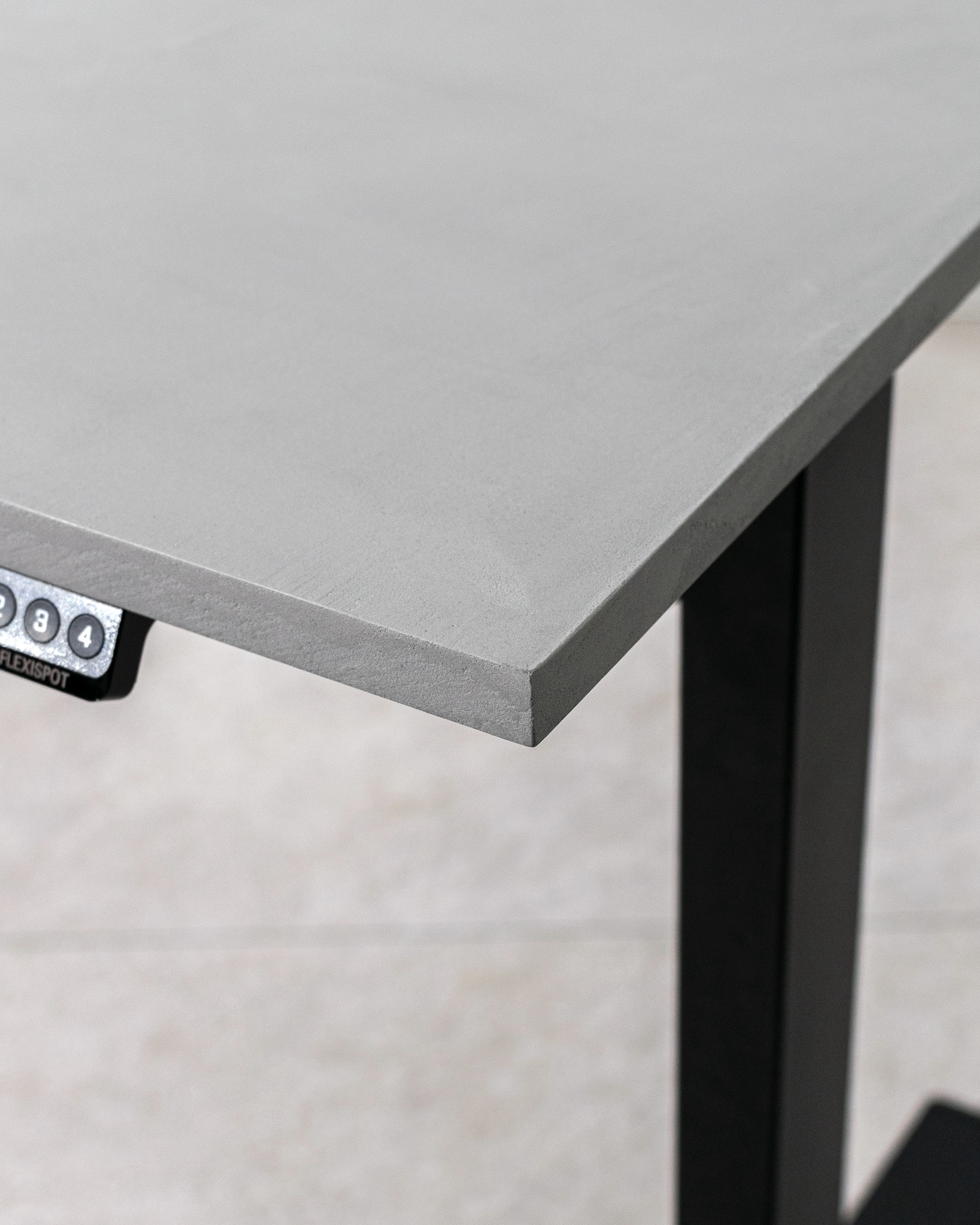 独特の質感とシックな雰囲気で人気の電動昇降デスク「モールテックス